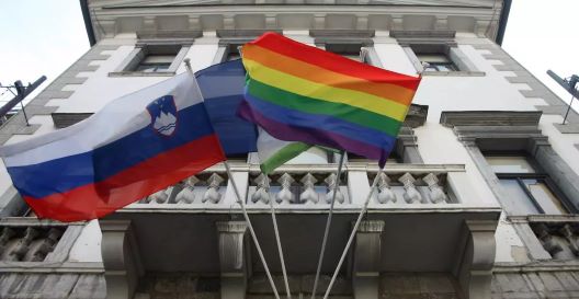 Словенија ги легализираше истополовите бракови и посвојувањето деца